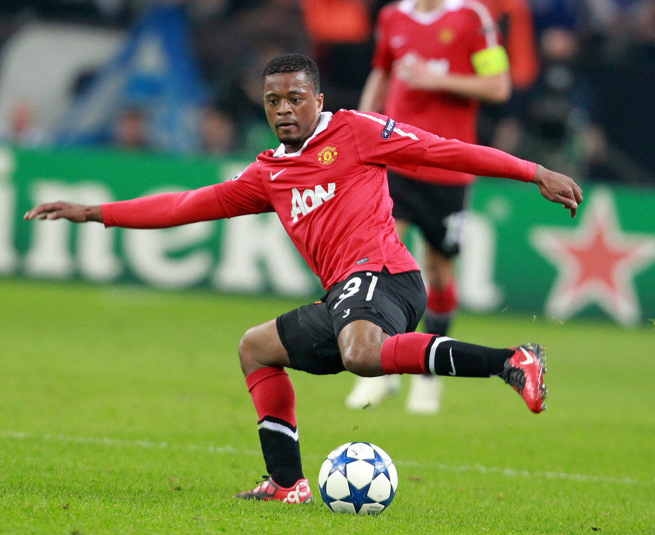 展示了足球 展示了足球